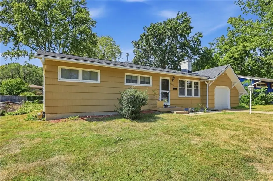 7202 Larsen Street, Shawnee, KS 66203 - #2