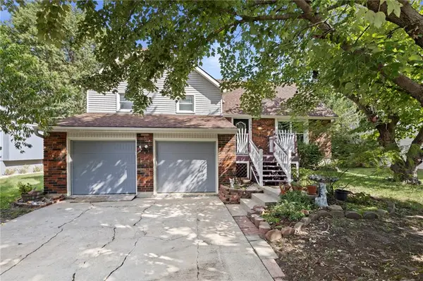 1944 E Sleepy Hollow Drive, Olathe, KS 66062
