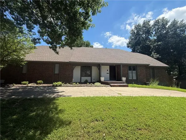 205 NW Hillcrest Lane, Lee's Summit, MO 64063