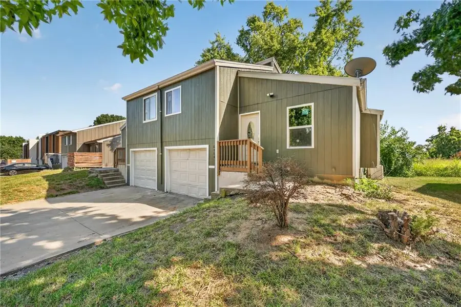 8484 Lane Drive, Raytown, MO 64138 - #3