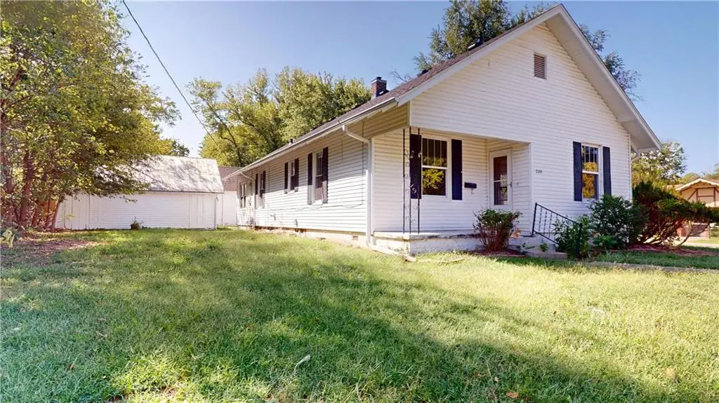 329 W Hunter Street, Nevada, MO 64772 - #1