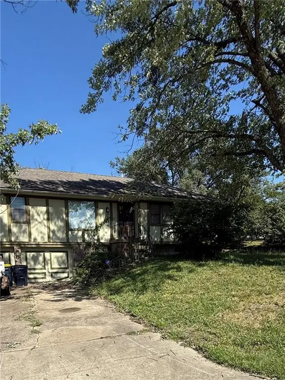 3304 Southern Hills Drive, Kansas City, MO 64137