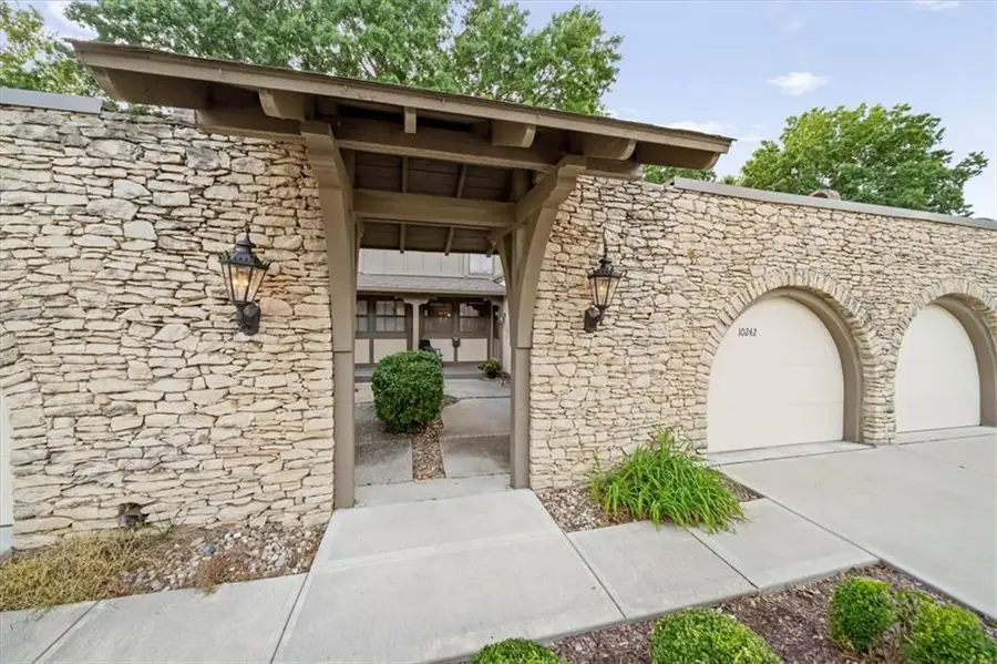 10242 Foster Street, Overland Park, KS 66212 - #2