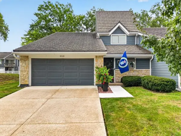 253 NE Edgewater Drive, Lee's Summit, MO 64064