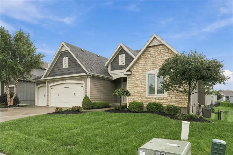 7485 NW Forest Lakes Drive, Parkville, MO 64152 - #3