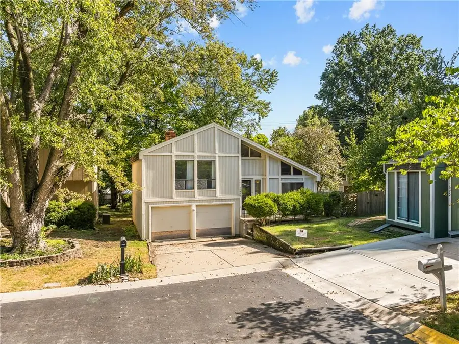 11921 W 66th Terrace, Shawnee, KS 66216 - #2