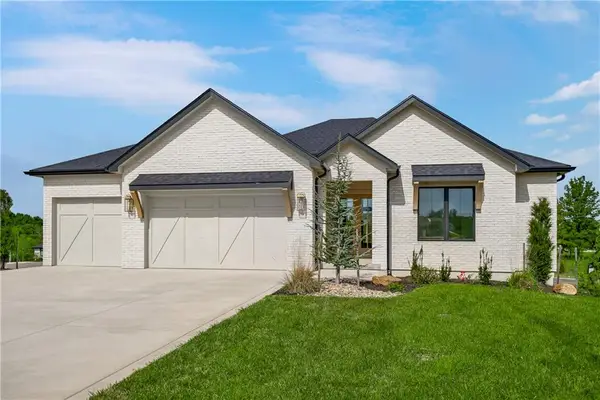 1816 NE Lashbrook Circle, Lee's Summit, MO 64086