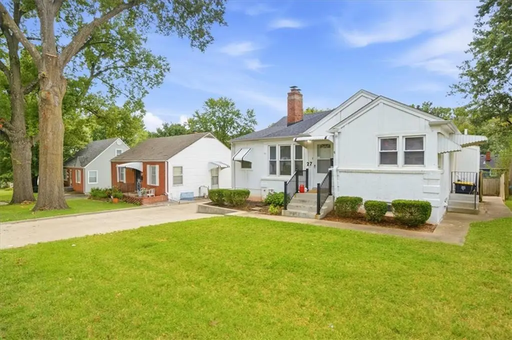 27 E 85th Street, Kansas City, MO 64114 - #1