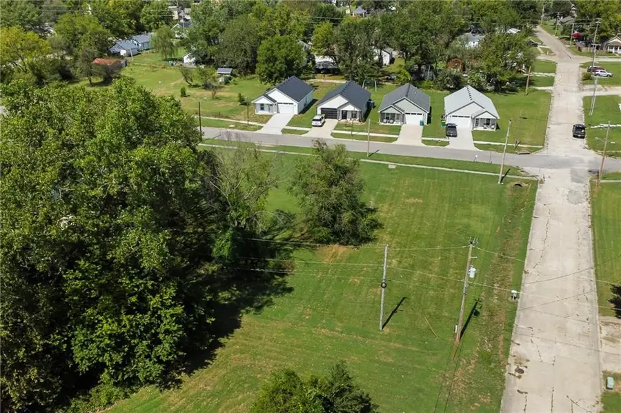 905 Chestnut Street, Osawatomie, KS 66064 - #2