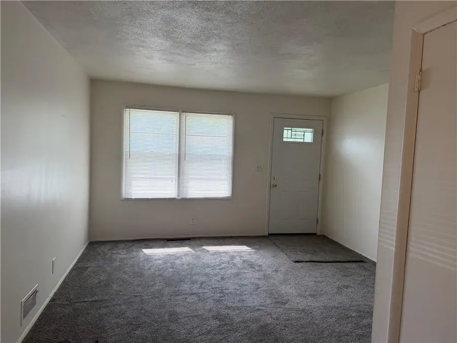 4610 E 40th Street, Kansas City, MO 64130 - #2