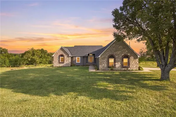 2064 N 900 Road, Eudora, KS 66025