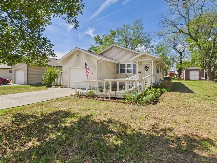 2104 S Holbrook Street, Fort Scott, KS 66701 - #2