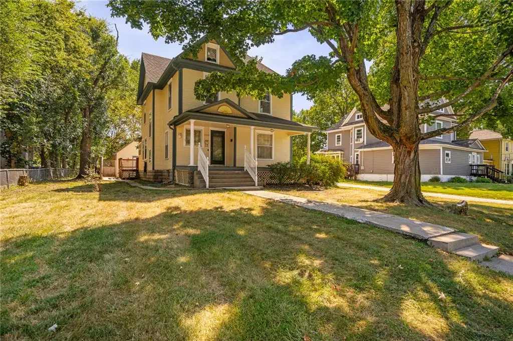 553 E Park Street, Olathe, KS 66061 - #1