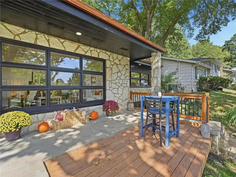 980 NW South Shore Drive, Lake Waukomis, MO 64151 - #2