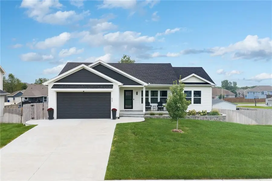 933 N Cottonwood Court, Tonganoxie, KS 66086 - #2