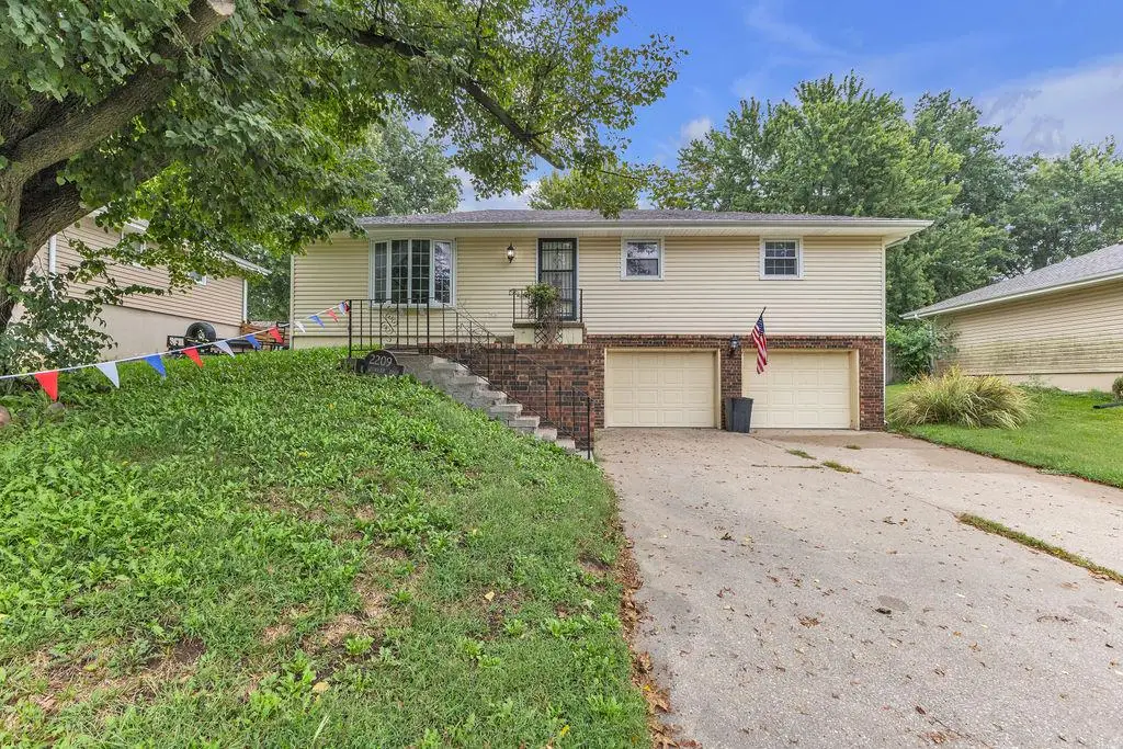 2209 N Leonard Road, Saint Joseph, MO 64506 - #1