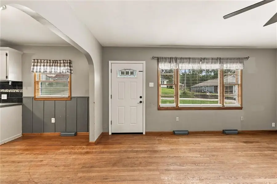 512 E Woods Street, Smithville, MO 64089 - #3