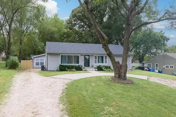 702 E 8th Street, Tonganoxie, KS 66086