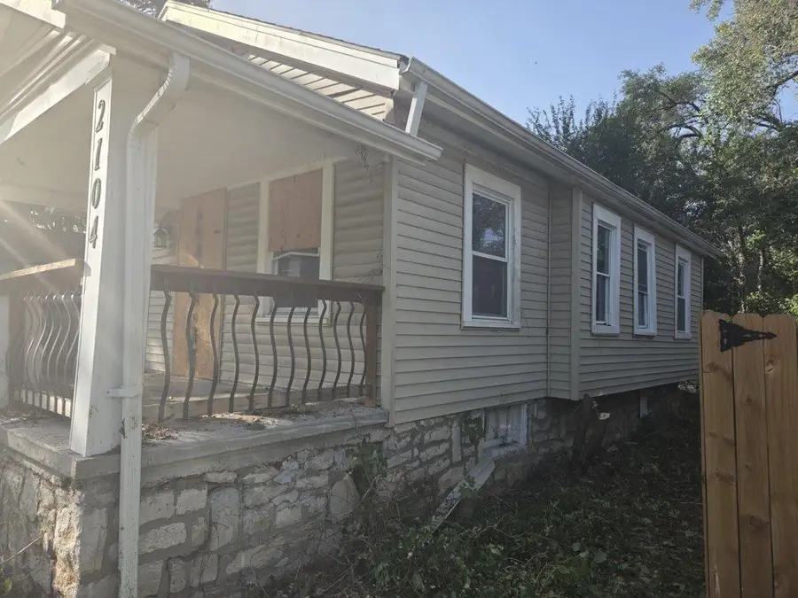 2104 E 59th Street, Kansas City, MO 64130 - #2