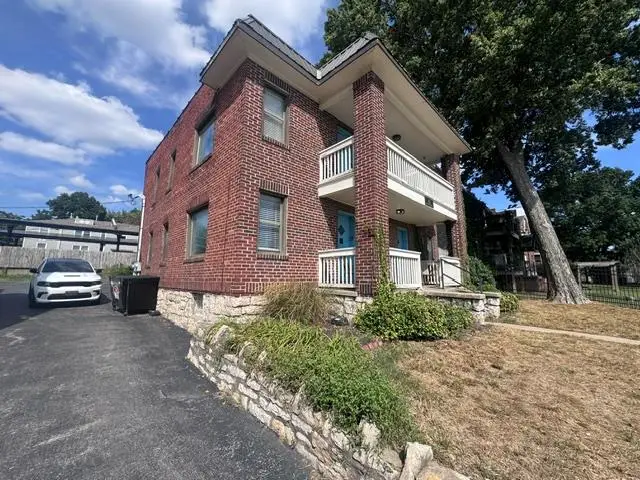 612 W 40 Street, Kansas City, MO 64111 - #3