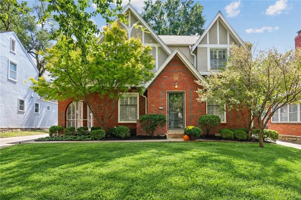 1235 W Gregory Boulevard, Kansas City, MO 64114 - #1
