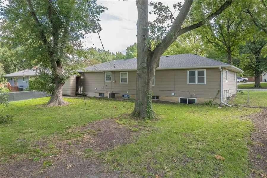 1401 N Howenstien Avenue, Cameron, MO 64429 - #3