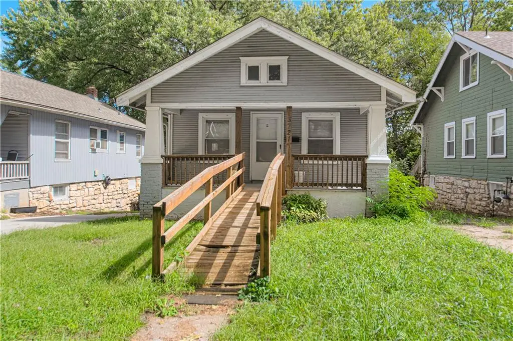 5721 Brooklyn Avenue, Kansas City, MO 64130 - #1