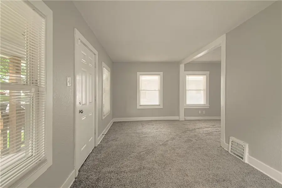 5721 Brooklyn Avenue, Kansas City, MO 64130 - #3