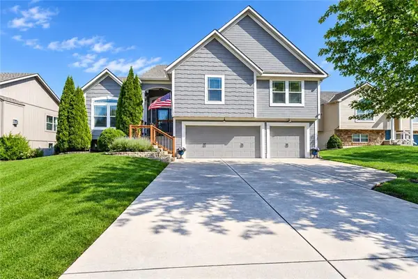 705 18th Circle, Greenwood, MO 64034