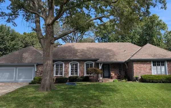 7816 W 100th Place, Overland Park, KS 66212