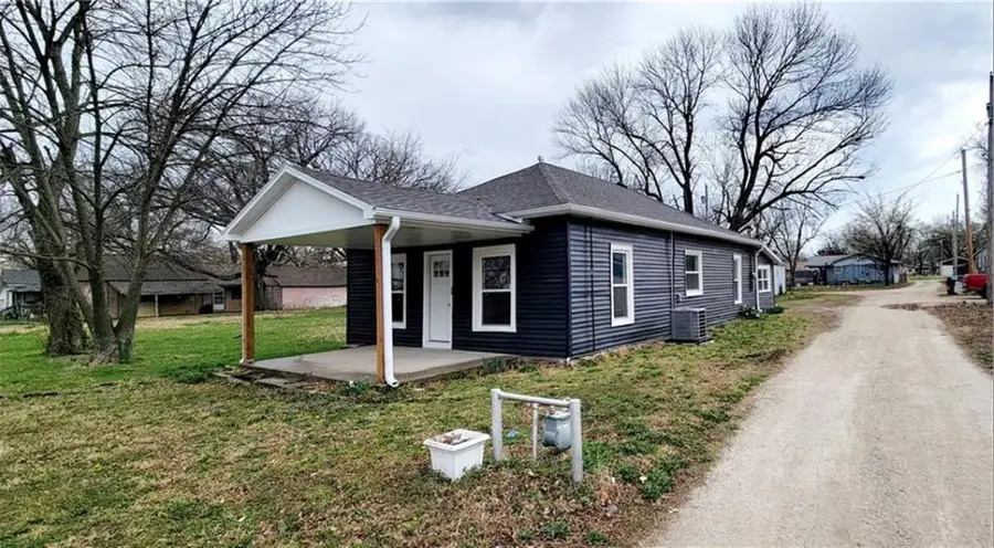 615 N Oak Street, Iola, KS 66749 - #2