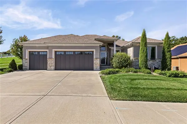 5866 S National Drive, Parkville, MO 64152