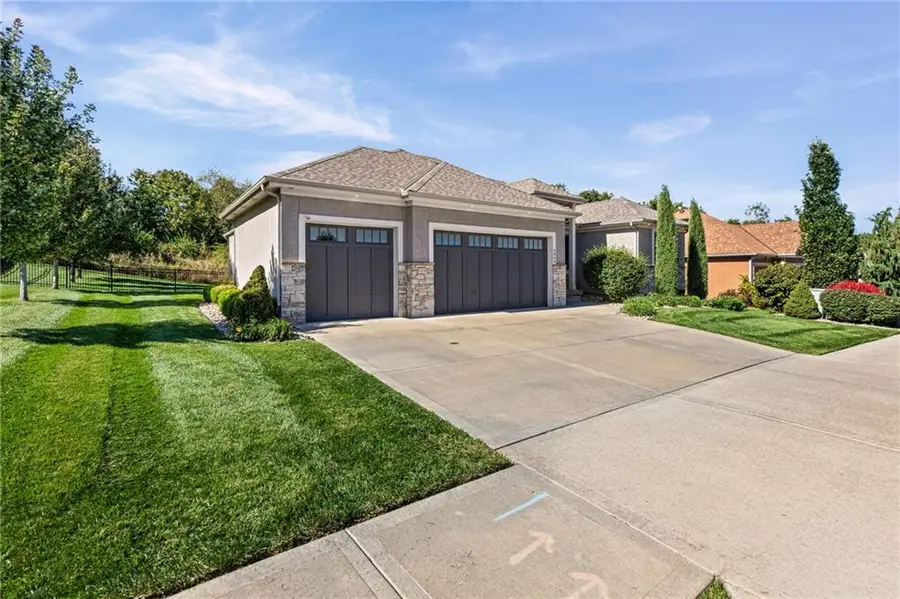 5866 S National Drive, Parkville, MO 64152 - #2
