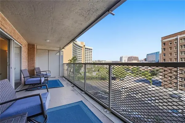310 W 49th Street #201, Kansas City, MO 64112