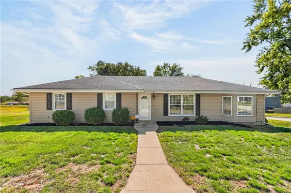 301 2nd Street, Smithville, MO 64089