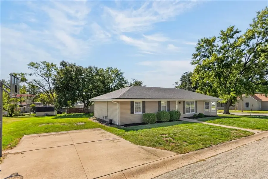 301 2nd Street, Smithville, MO 64089 - #2