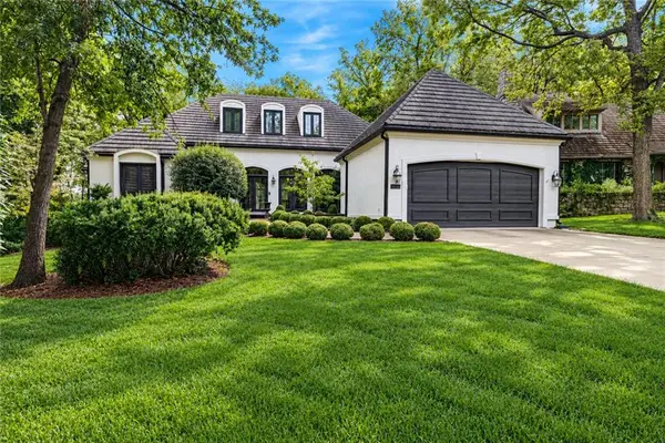 16755 Village Drive, Loch Lloyd, MO 64012