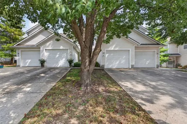 1323 SE Broadway Circle, Lee's Summit, MO 64081