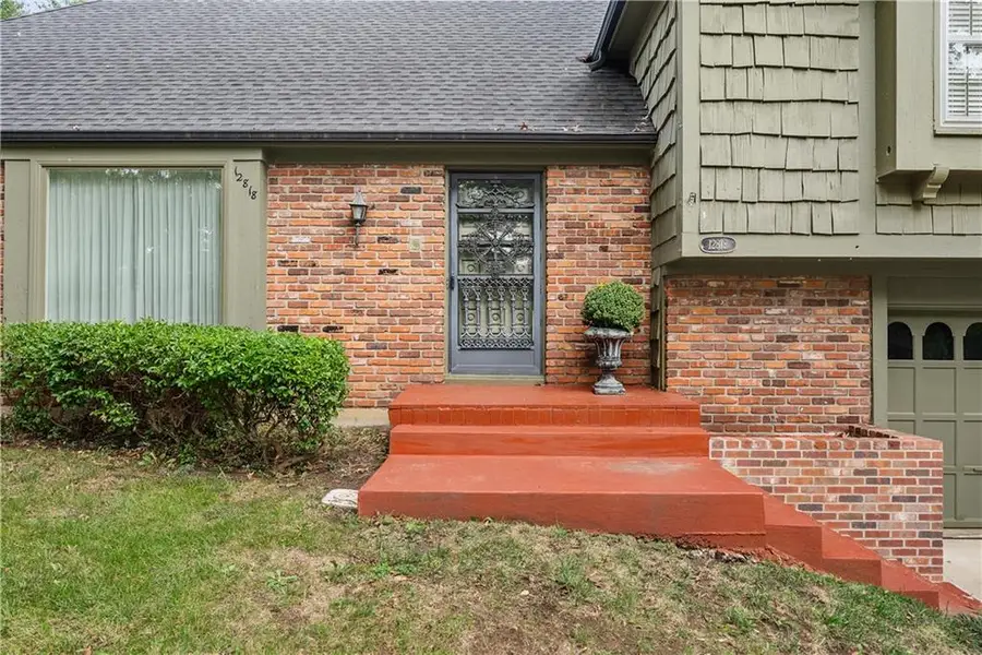 12818 Oakmont Drive, Kansas City, MO 64145 - #2