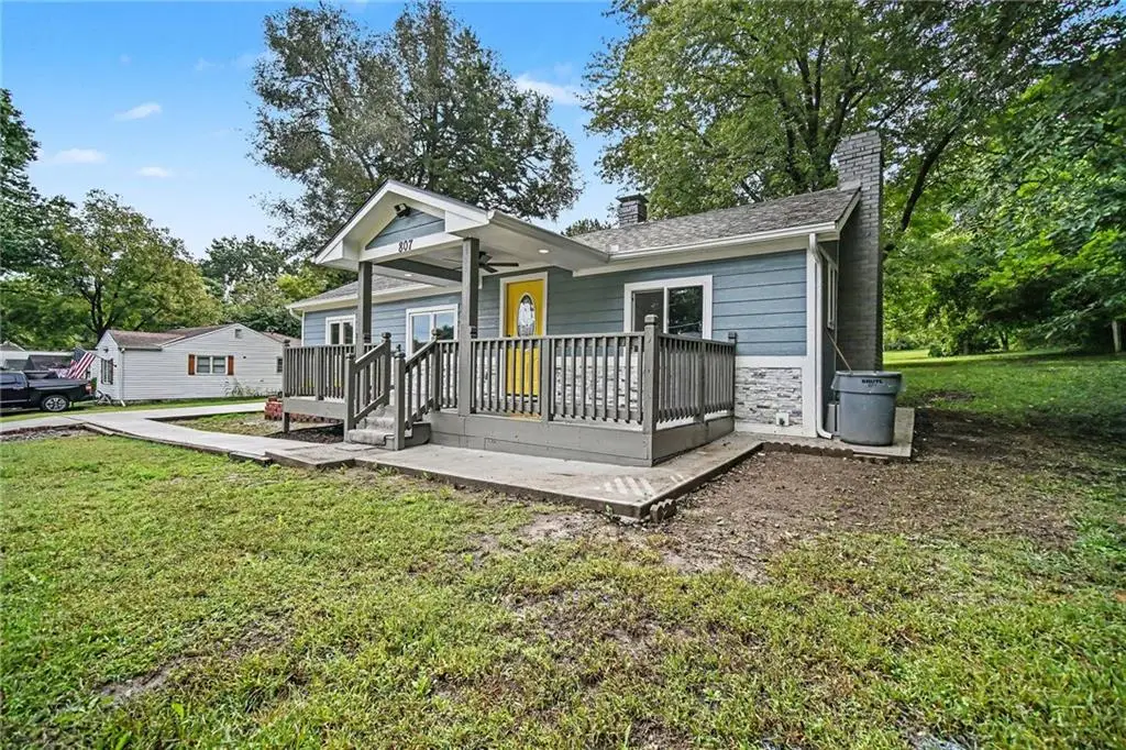 807 E Gudgell Avenue, Independence, MO 64055 - #1
