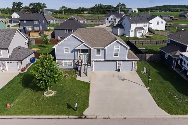 928 N Oak Terrace, Tonganoxie, KS 66086