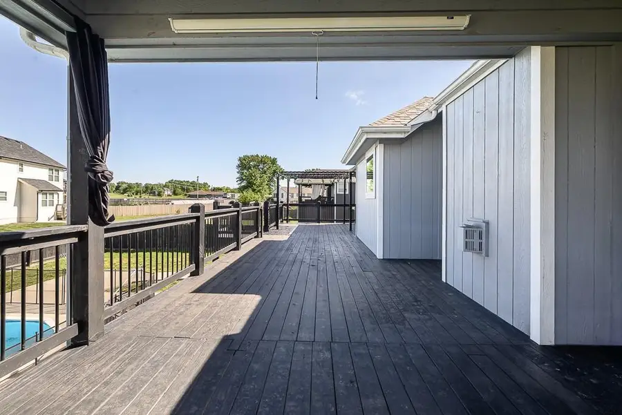 928 N Oak Terrace, Tonganoxie, KS 66086 - #3
