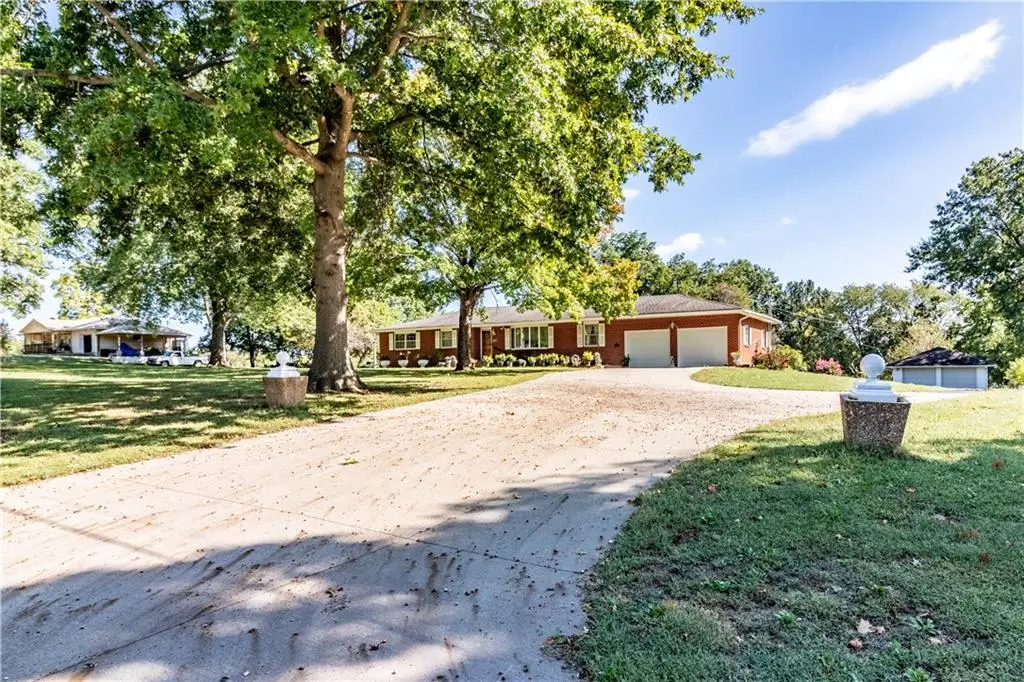 225 S County Line Road, Windsor, MO 65360 - #1