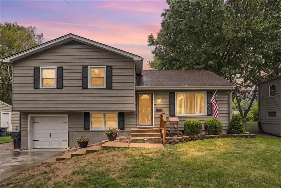 813 S Sunset Drive, Olathe, KS 66061 - #2
