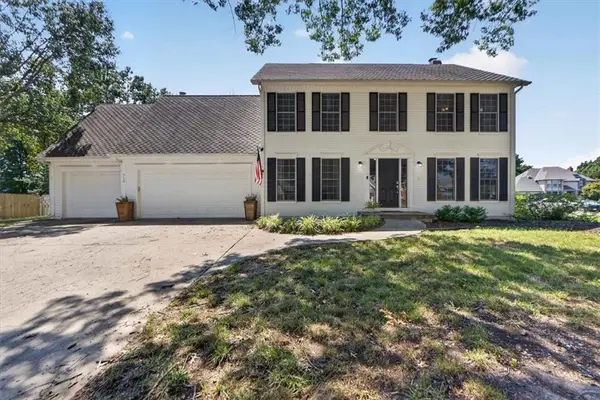 713 NW Eagle Ridge Circle, Lee's Summit, MO 64081