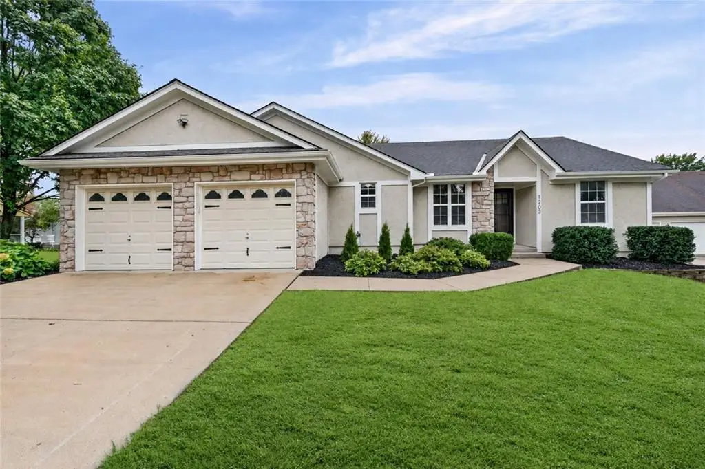 1203 E 118 Terrace, Kansas City, MO 64131 - #1