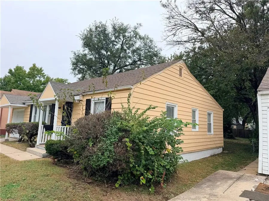 3004 E Meyer Boulevard, Kansas City, MO 66418 - #2