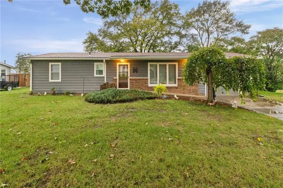 205 S Westview Road, McLouth, KS 66054 - #2