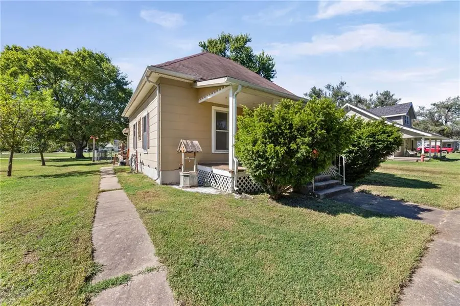 428 S 2nd Street, Iola, KS 66749 - #2