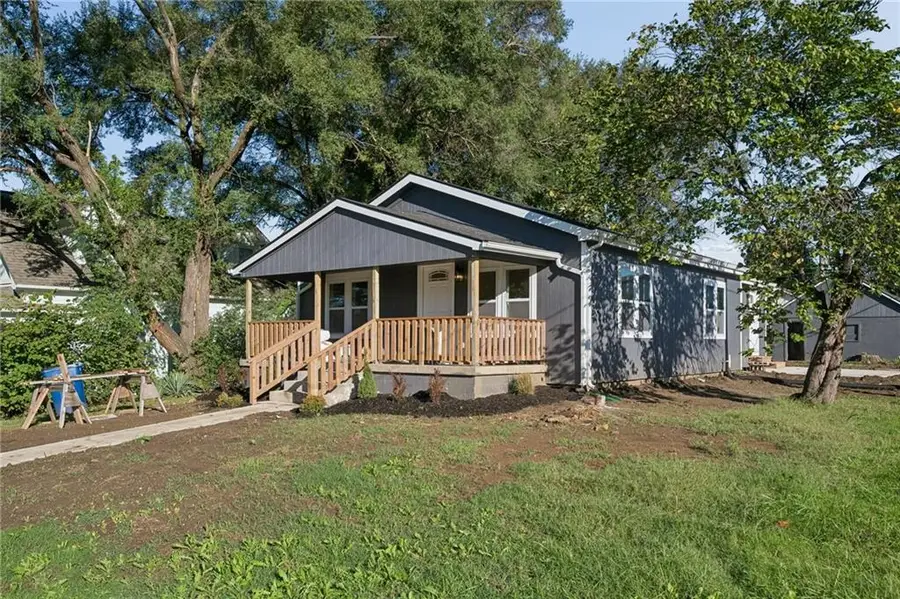 139 E 3rd Street, Tonganoxie, KS 66086 - #2